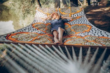 Hamakta dinlenen kadın
