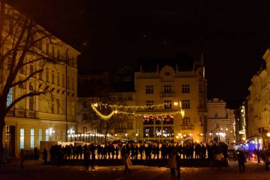 Noel ışıkları ile süslenmiş şehir