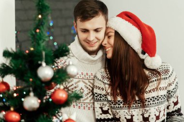 Noel ağacı poz Çift