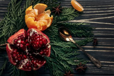 meyve ve baharat çam dalları üzerinde