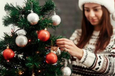 Noel ağacı süsleyen kız