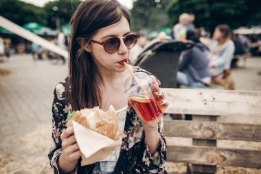  kadın holding burger ve limonata