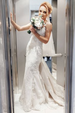 gelin buketi asansörle poz