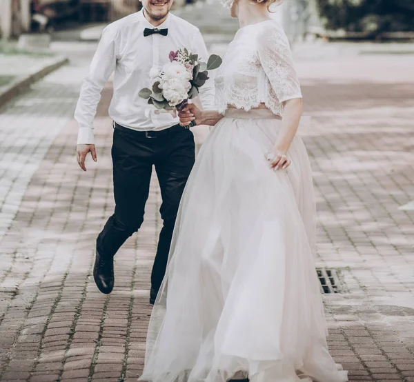 Casamento casal se divertindo ao ar livre — Fotografia de Stock