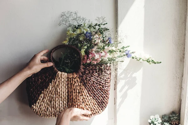 Manos femeninas sosteniendo flores silvestres — Foto de Stock