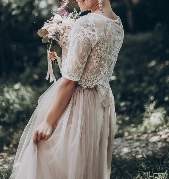 Stilvolle Braut mit Strauß i — Stockfoto