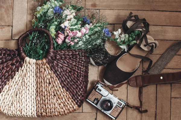 Kır çiçekleri çanta ve erkek ayakkabı — Stok fotoğraf