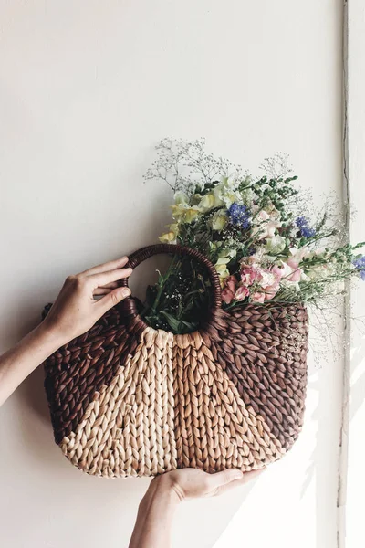Mano celebración cesta con flores — Foto de Stock
