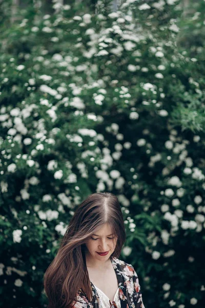 Mujer posando sobre fondo de arbusto — Foto de Stock