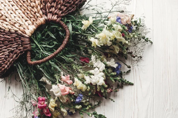 Flores de color en bolsa de mimbre — Foto de Stock