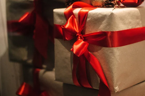 Cajas de regalo con cintas rojas —  Fotos de Stock
