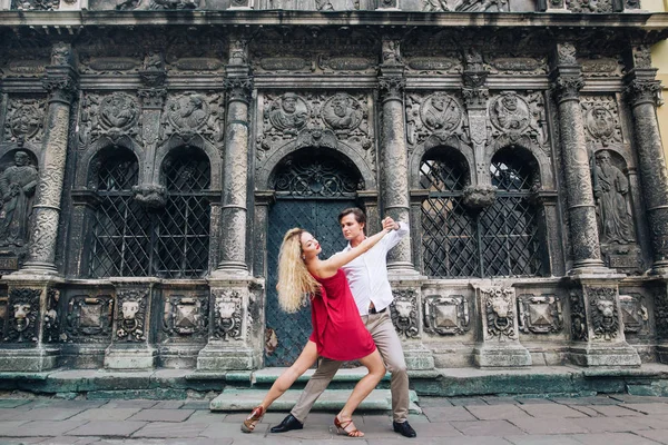 Casal dançando ao ar livre — Fotografia de Stock