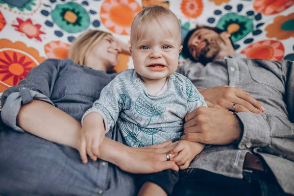 Família bonito descansando na rede boho — Fotografia de Stock