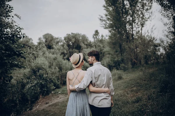 Koppel wandelen in park — Stockfoto