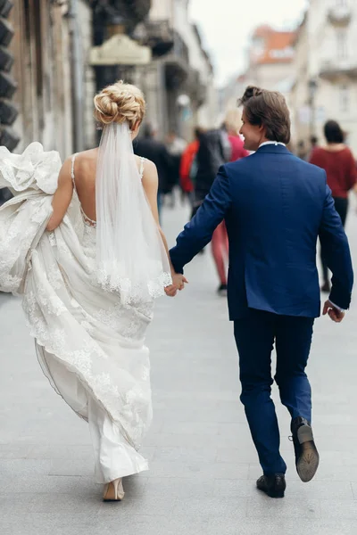 Novia y novio caminando al aire libre —  Fotos de Stock