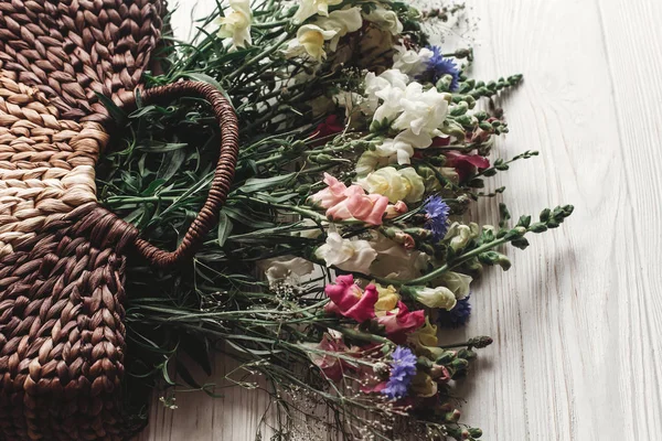 Цветы в деревенской корзине — стоковое фото