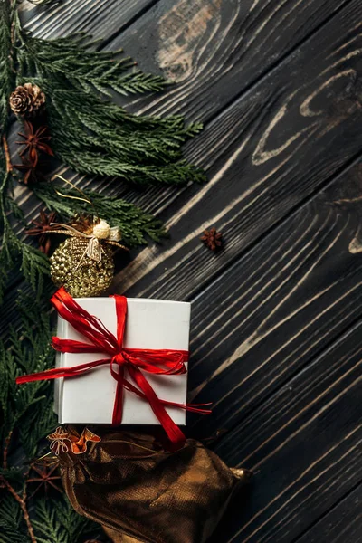 Altın süsler ile Noel hediyeleri