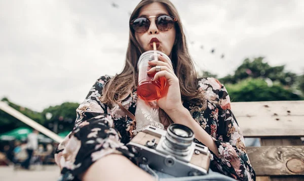 Menina com coquetel e câmera velha — Fotografia de Stock