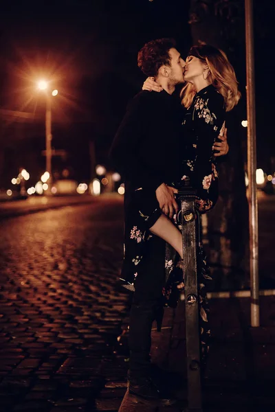 Casal beijando na rua da noite — Fotografia de Stock