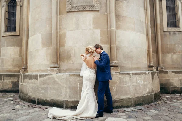 Pareja recién casada posando cerca del viejo edificio —  Fotos de Stock