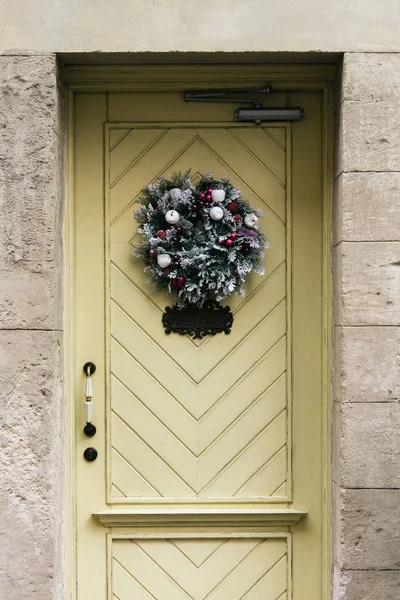 Christmas wreath on geometry door — Stock Photo, Image