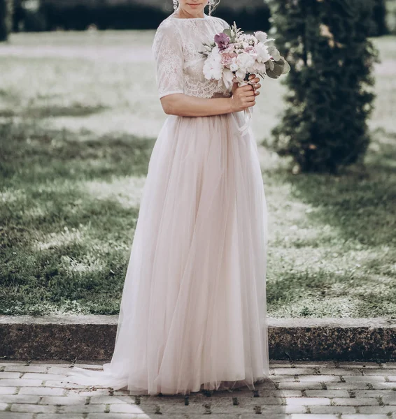 Stilvolle Braut mit Strauß — Stockfoto