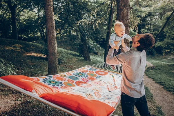 Pai brincando com seu filho — Fotografia de Stock