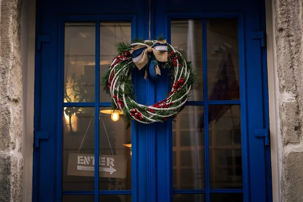 Corona de Navidad en la puerta —  Fotos de Stock