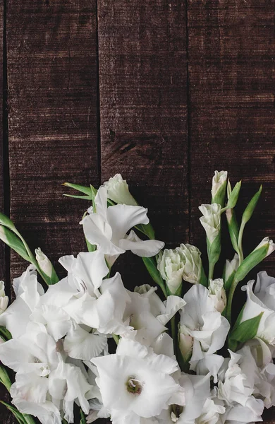 Gladioli bianchi su sfondo di legno — Foto Stock