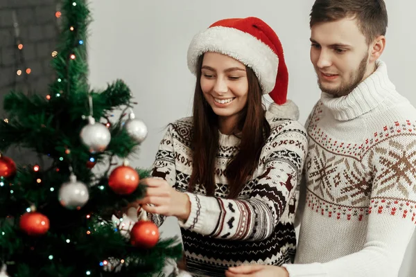 Kadın ve adam Noel ağacı süsleme — Stok fotoğraf
