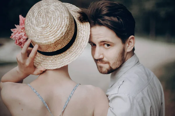 Uomo guardando attraverso la donna e sorridendo — Foto Stock