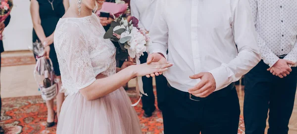 Braut und Bräutigam tauschen Ringe — Stockfoto