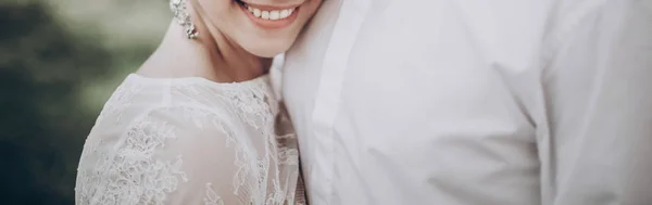 Наречений обіймає усміхнену наречену — стокове фото