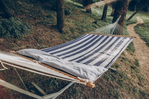 Bergaris tempat tidur gantung di luar — Stok Foto