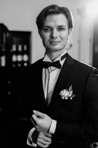 Όμορφος groom σε κομψό κοστούμι — Φωτογραφία Αρχείου
