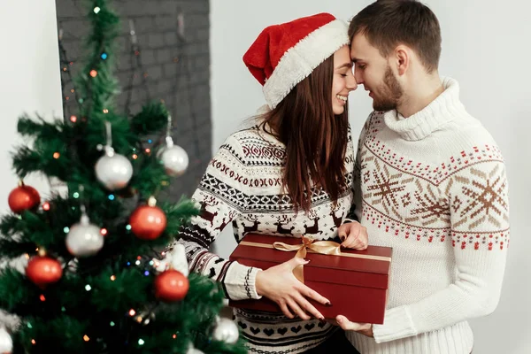 Hombre dando regalo de Navidad a la mujer — Foto de Stock