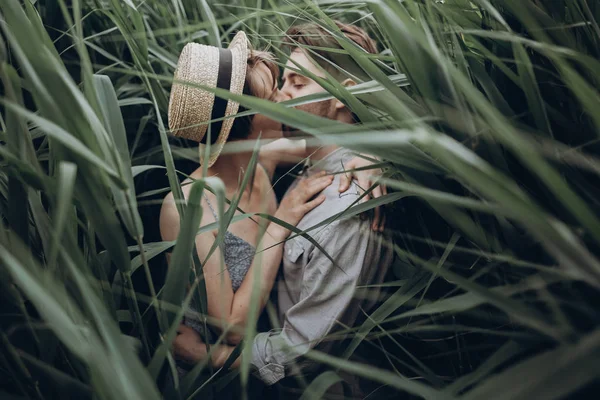 Adam öpüşme kız ve straw hat — Stok fotoğraf