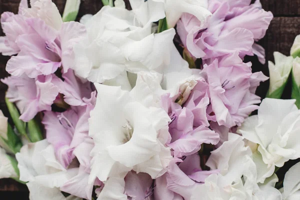 Gladioli su sfondo di legno — Foto Stock