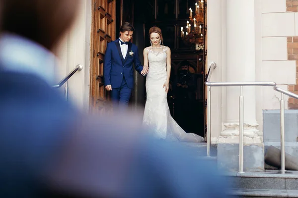 Casal saindo da igreja — Fotografia de Stock