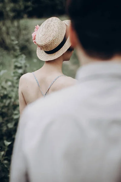 森を歩くカップル — ストック写真
