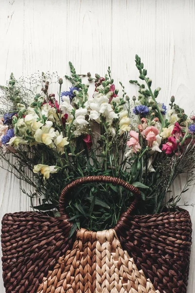 Tarjeta de felicitación con flores silvestres — Foto de Stock