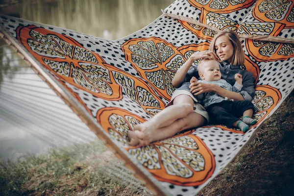 Jovem mãe na rede com criança — Fotografia de Stock
