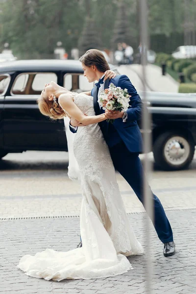Noiva e noivo dançando ao ar livre — Fotografia de Stock
