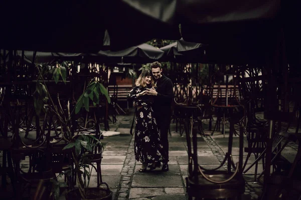 Mulher com homem dançando no restaurante — Fotografia de Stock