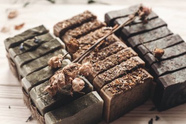 Bitkisel sabun ile kır çiçekleri