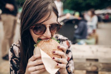  Boho kız ısırma hamburger
