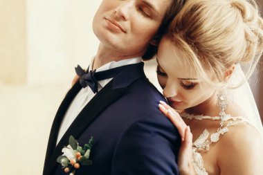 Gelin sarılma damat kapalı