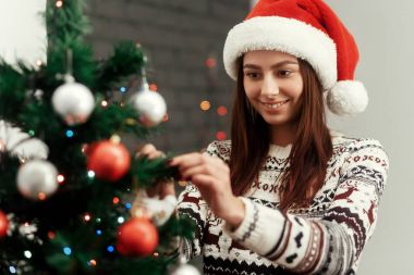 Noel Ağacını süsleyen Kadın