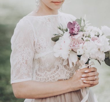 şık gelin buketi ile.