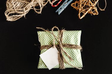 hediye kutusunda yeşil kağıt ambalaj